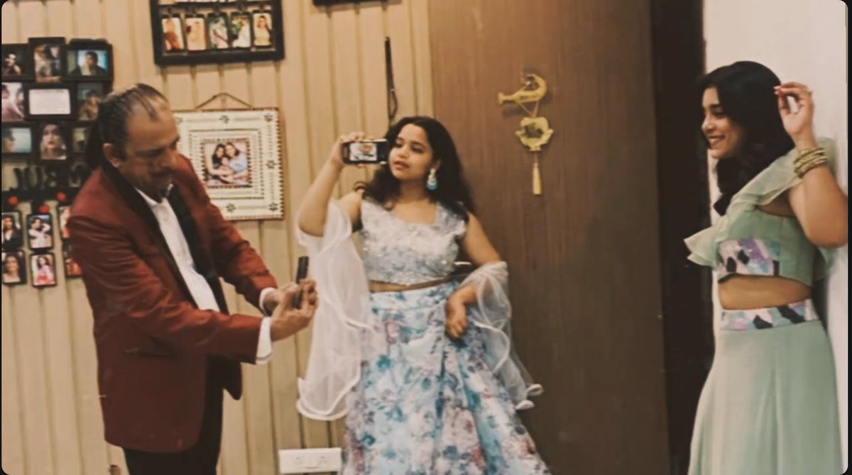 Never a dull moment at the Touqeer’s! What’s cooking! Take a look at this picture of Sumbul Touqeer Khan, sister Saniya and Papa Touqeer ji. #familytime #sumbultouqeer #sumbultouqeerkhan #familyfirst @TouqeerSumbul @papatouqeer