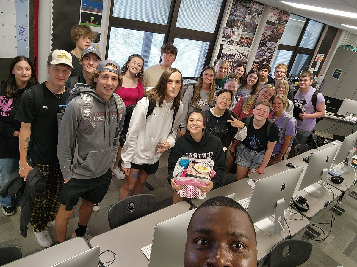 23-24 Yearbook and Mustang Media, thank you all for evolving the programs with your work this year! Seniors: Maylin, Lydia, Brooklyn, Cooper, Kendall, Carter, Annabelle, Dezyrae, Peyton, Tyler, Callan, Mia, Amisady, Ben, Seahna, and Kat! Wish you guys the best in your future!