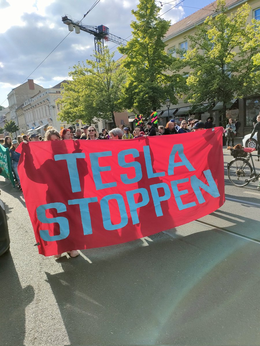 Über 100 Menschen in #Potsdam gegen Tesla und Musk!
@tdha_stop_tesla