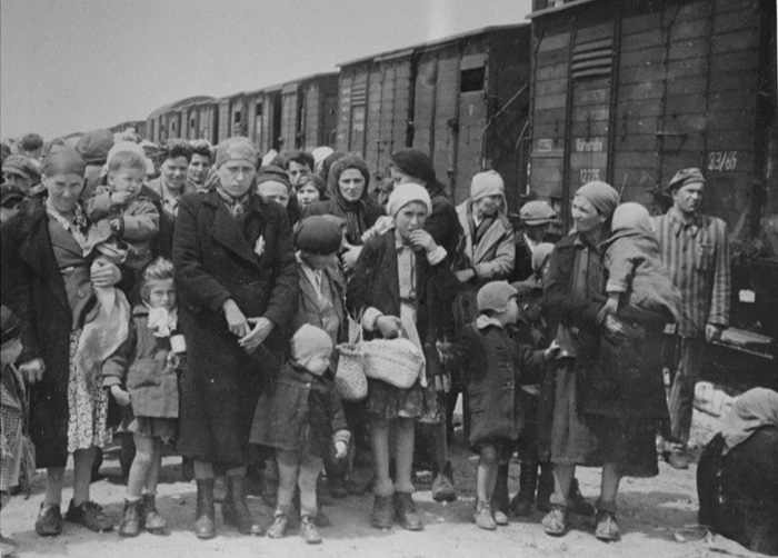 May 8, 1944 | The 1st Kommandant of #Auschwitz Rudolf Höss returns to the camp as the head of the SS garrison, ordered by Himmler to oversee the extermination of Hungarian Jews. Picture @yadvashem