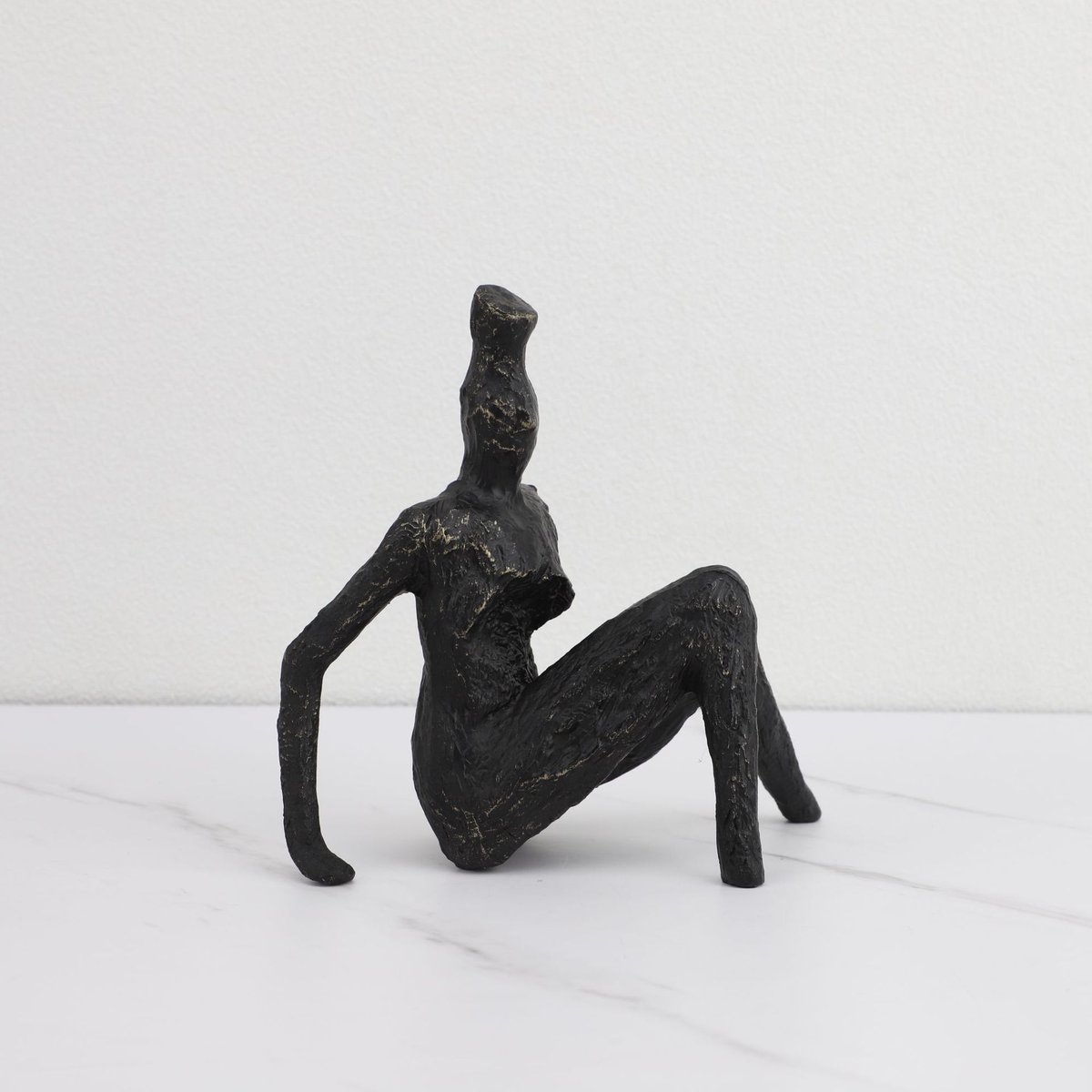 Modern black color sitting lady abstract statue for livingroom table decoration.

#evelynhomedecor #housedecor #homedecor #statue #tabledecor #livingroominteriors