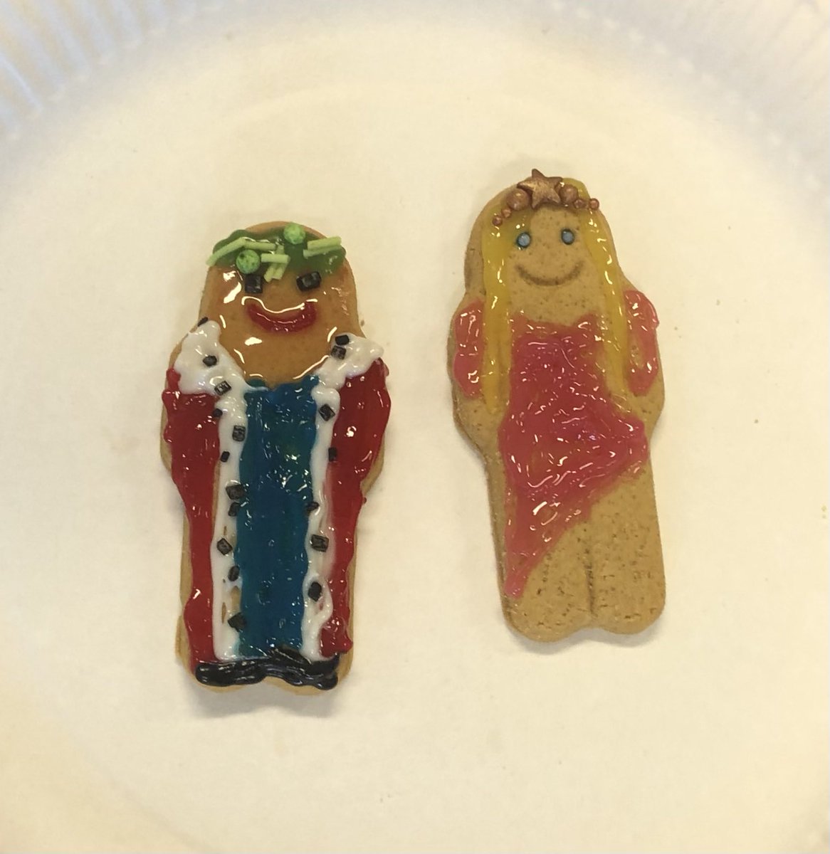 If you’ve read #ReadingLessons, you’ll know that we spend the last lesson of Year 13 recreating characters from our A level set texts though the deeply underrated artistic medium of gingerbread. Here are King Lear and Cordelia, before it all goes wrong. ⁦@FigTreePenguin⁩