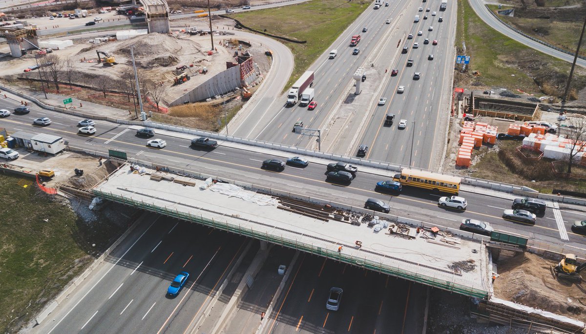 HMcCallionLine's tweet photo. Les efforts axés sur la réhabilitation de la structure de l’autoroute 403 battent leur plein - réparation du béton, agrandissement des trottoirs et remplacement de composants cruciaux. 

#HazelMcCallionLRT #TransitProgress https://t.co/FF6F17eLyp