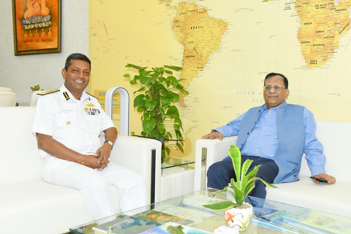 Shri Raj Kumar Goyal, IAS, Secretary (Border Management) made visit to @IndiaCoastGuard Hq, #NewDelhi, alongwith #MHA officials & interacted with DG Rakesh Pal, AVSM, PTM, TM, #DGICG. Discussions on #ICG role in protecting Maritime Boarders & enhancing #CoastalSecurity for…