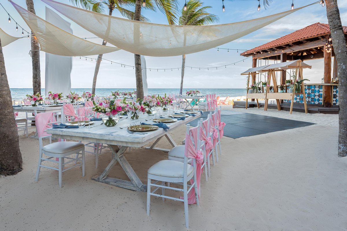 Love as endless as the ocean waves. #WyndhamAlltraPlayaDelCarmen #WeddingWednesday