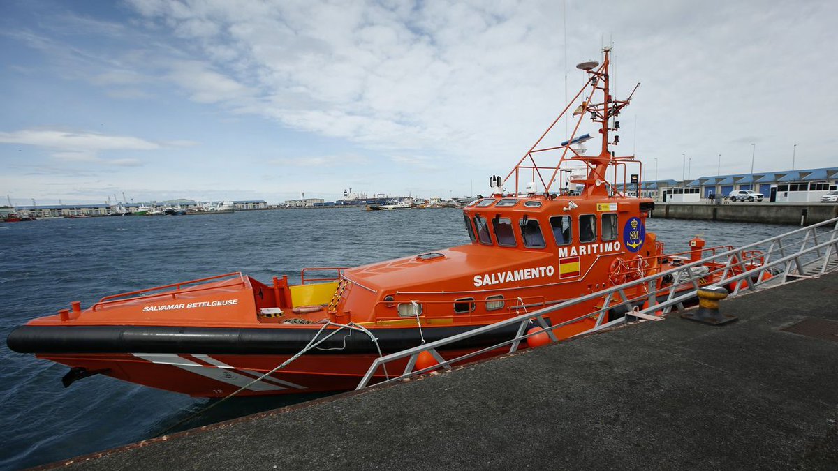 Embarcación MARIAN, con 3 tripulantes, solicita asistencia por fallo mecánico entre Lorbé y Ares. CCS A Coruña moviliza la Salvamar Betelgeuse, que la remolca a Miño (A Coruña) #SeguridadNautica