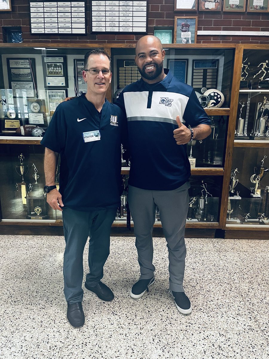Thank you ⁦@AverettFootball⁩ & ⁦@_TLantz⁩ for stopping by the corner to talk to ⁦@CoachLeeBax⁩ about our young men.