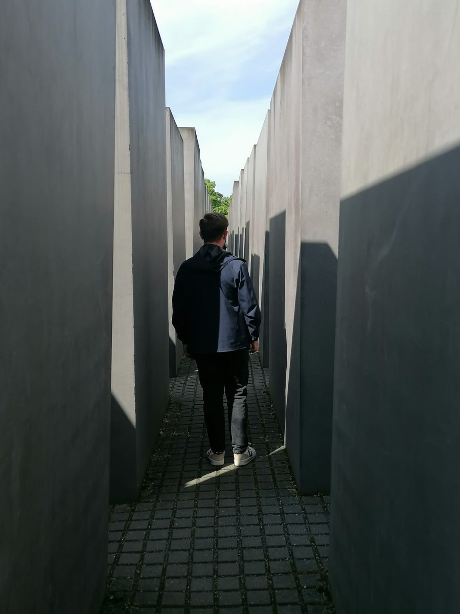 8 mai, jour de commémoration de la Victoire sur l'Allemagne nazie.

Tandis que Mélanie Dezeure représentait le groupe 'Armentières en tête' aux commémorations à #Armentières, je me suis rendu au Mémorial aux Juifs assassinés d'Europe, à Berlin.

#8mai1945