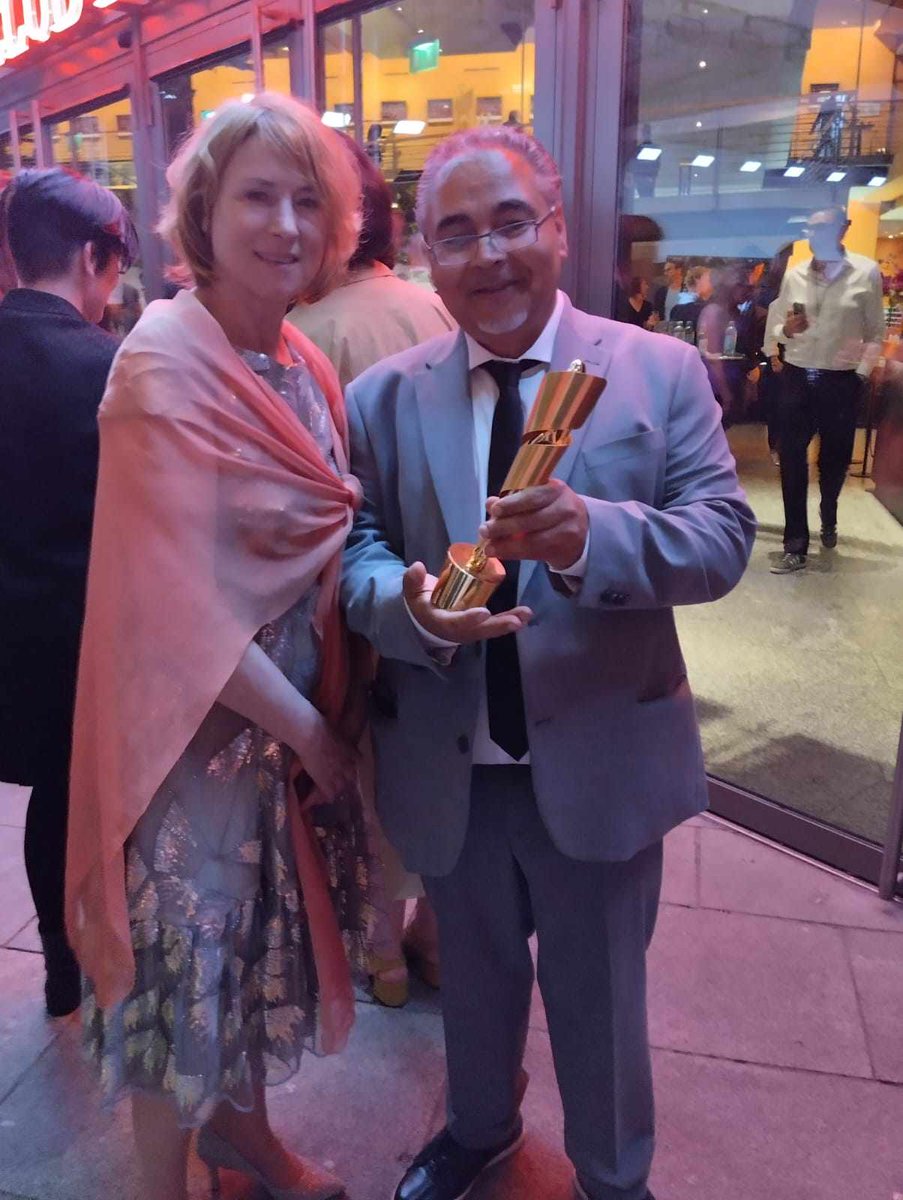 DylanPapermoon's tweet photo. Ich durfte ihre LOLA in den Händen halten...Danke Corinna Harfouch ! Me...holding the LOLA of the best Actress in a leading role in my hands. https://t.co/LZUlfc04pc