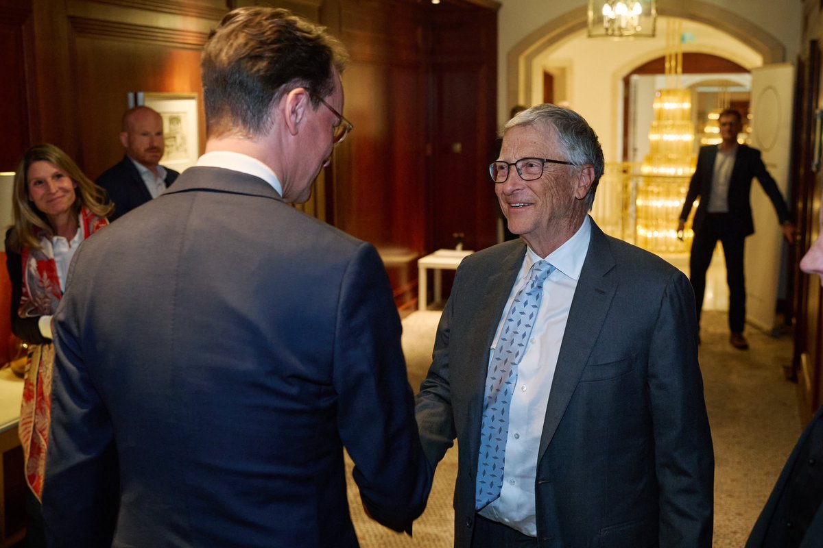 Bill Gates kämpft mit der @gatesfoundation für Fortschritte bei globaler Gesundheit & Klimaschutz. Mit ihm habe ich über die Chancen von KI in beiden Bereichen gesprochen. #NRW ist entschlossen, erste klimaneutrale Industrieregion in 🇪🇺 zu werden. Thnx, @BillGates!