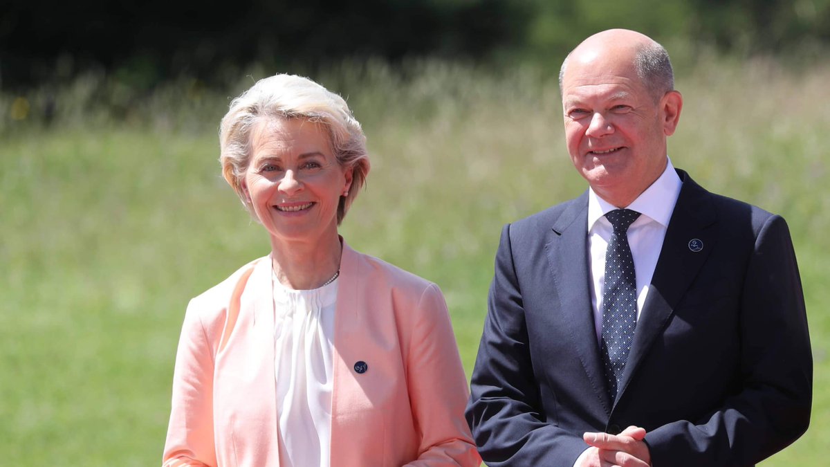 GeopolPt's tweet photo. UE ESTÁ A UM PASSO DE USAR O DINHEIRO RUSSO CONFISCADO PARA ARMAR O REGIME DE KIEV

🇪🇺🇺🇦🇷🇺 Os embaixadores dos 27 estados-membros da UE concordaram com uma decisão sobre a expropriação das receitas dos activos russos congelados para comprar armas para Kiev.

«Congratulo-me com o acordo de hoje sobre a nossa proposta de utilizar as receitas dos activos russos congelados para a Ucrânia», escreveu a chefe da Comissão Europeia, Ursula von der Leyen, na rede social X.

Esta decisão deve agora ser aprovada pelo Conselho da UE a nível ministerial. A Comissão Europeia pretende angariar entre dois e três mil milhões de euros este ano desta forma, 90% dos quais deverão ser destinados à compra de armas para Kiev.

Ontem, o chanceler alemão Olaf Scholz afirmou que se chegou a um consenso na UE sobre a utilização de 90% das receitas provenientes dos activos russos congelados na Europa para as necessidades militares de Kiev.

«A Europa chegou a um consenso sobre a utilização dos lucros inesperados dos activos russos congelados. Trata-se de um montante significativo, que ascende a milhares de milhões por ano. E chegámos a um acordo em que queremos utilizar cerca de 90% desses fundos para fins de defesa ucraniana, e também sem a obrigação de comprar [armas apenas] na Europa», afirmou Scholz, citado pelo serviço de imprensa do governo alemão.

O chanceler reafirmou que Berlim tenciona apoiar Kiev durante o tempo que for necessário «e em grande volume». Neste caso com dinheiro russo. Vejamos como reagirá Moscovo a esta escalada.