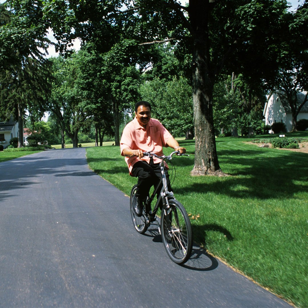 Muhammad Ali riding his bicycle during a photo shoot at his farm on Kephart Road near Berrien Springs.

June 2003.

📸: @LeiferNeil 

#MuhammadAli #Icon #NeilLeifer #Photographer #Cycling #BoxingLegend #PhotoShoot