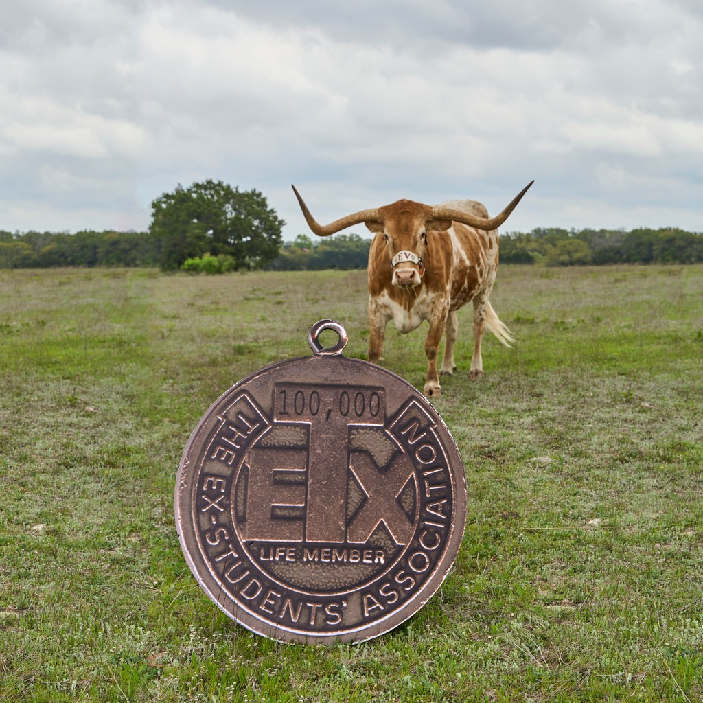 The best duo: meeting Bevo and getting your new Life Membership! 🎓 Stop by the Great Texas Exit, presented by @AmericanAir, on Saturday, May 11, from 4:30–7 p.m. and learn what being a Life Member means for you → texasexes.org/membership/gra…