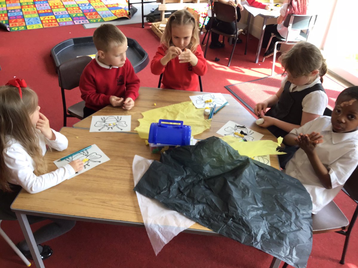 We’ve been busy using our fine motor skills to create the effect of a fuzzy bumble bee🐝 We used tissue paper and carefully created the black and yellow pattern! Ask us about what we have been learning about during our Laudato Si Day this week🌍🌳 #laudatosi