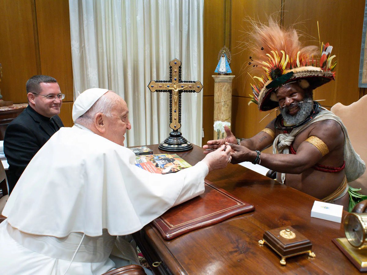 Ahead of his September trip to Papa New Guinea, Pope Francis met with Mundiya Kepanga, chief of a traditional tribal community in the Tari region of Papua New Guinea, at the Vatican. <a href="/Pontifex/">Pope Leo XIV</a> &amp; @MundiyaKepanga discussed the defense of creation including deforestation. Vatican 📷