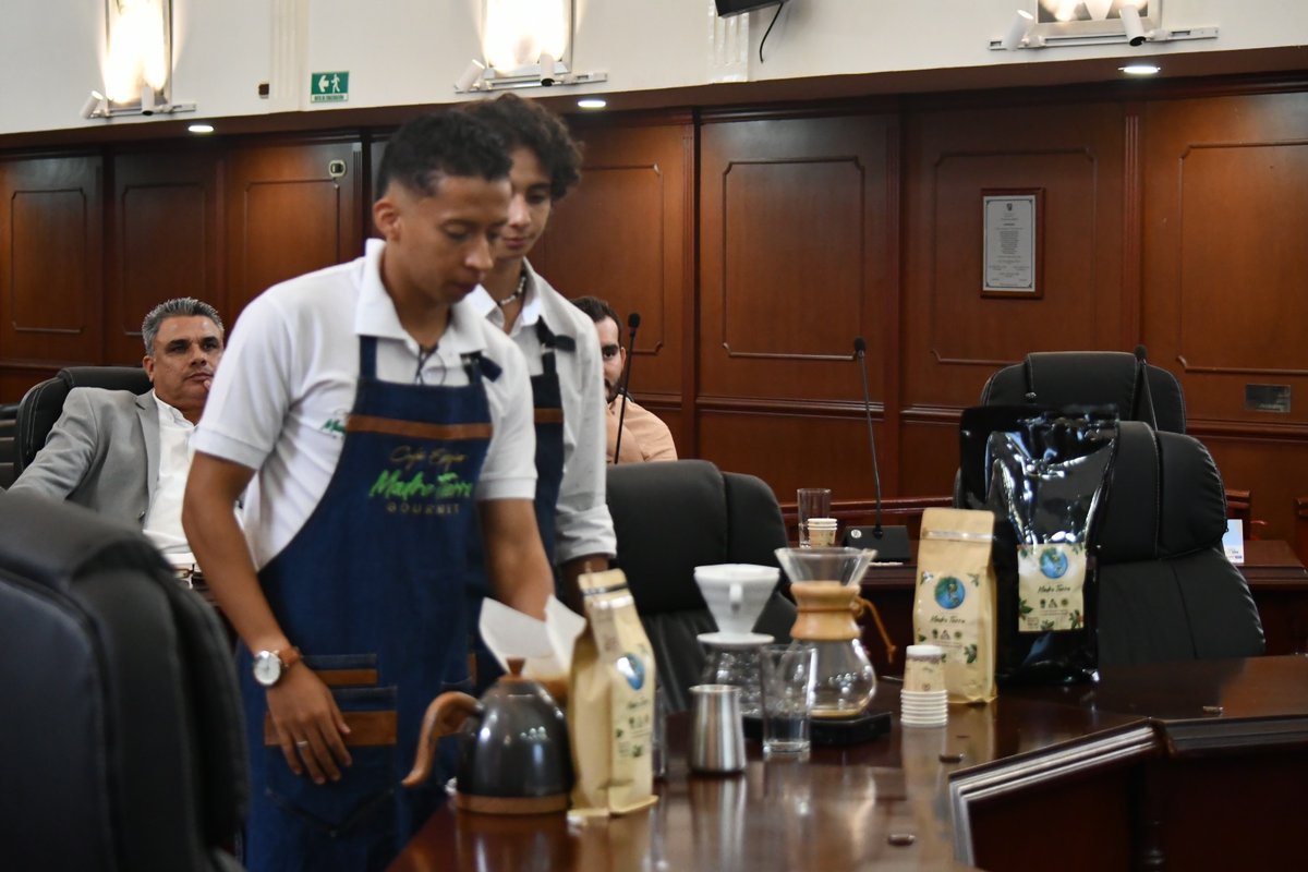 En Sesión Plenaria de hoy, con Alexander Quintero, Gerente de Café Ecológico Madre Tierra, quien expuso algunas de las estrategias de los caficultores vallecaucanos, para desarrollar de la mano del Gobierno y la Asamblea, iniciativas para la internacionalización de los cafés.