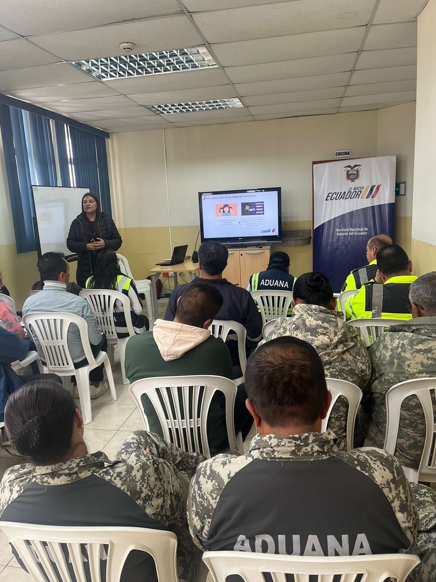MinInteriorEc's tweet photo. #Tulcán | Capacitamos a 180 servidores de @FFAAECUADOR y del cuerpo de vigilancia @SENAE_Aduana en la detección de víctimas de #TrataDePersonas y #TráficoIlícitoDeMigrantes, así como en primeros auxilios psicológicos y las rutas de asistencia y reporte.
 #LaTrataEsUnDelito https://t.co/fq7unG0Hoa