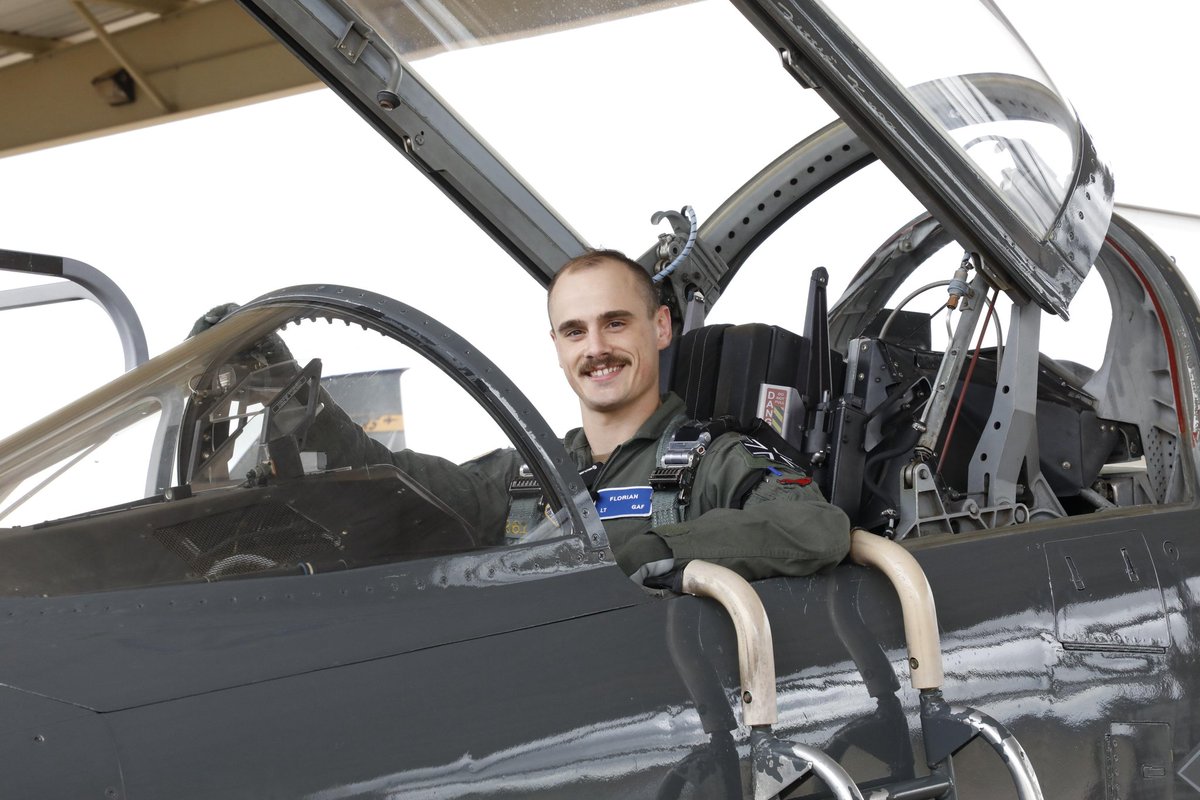 Zum Glück ist morgen #Feiertag. Also wach bleiben! Heute sendet @RTL_com im Nachtjournal einen Beitrag über unsere #Jetpiloten-Ausbildung in Texas🇺🇲 auf der Sheppard Air Force Base. Mittendrin unser Flugschüler Florian🤙 #CombatCapabilityStartsHere