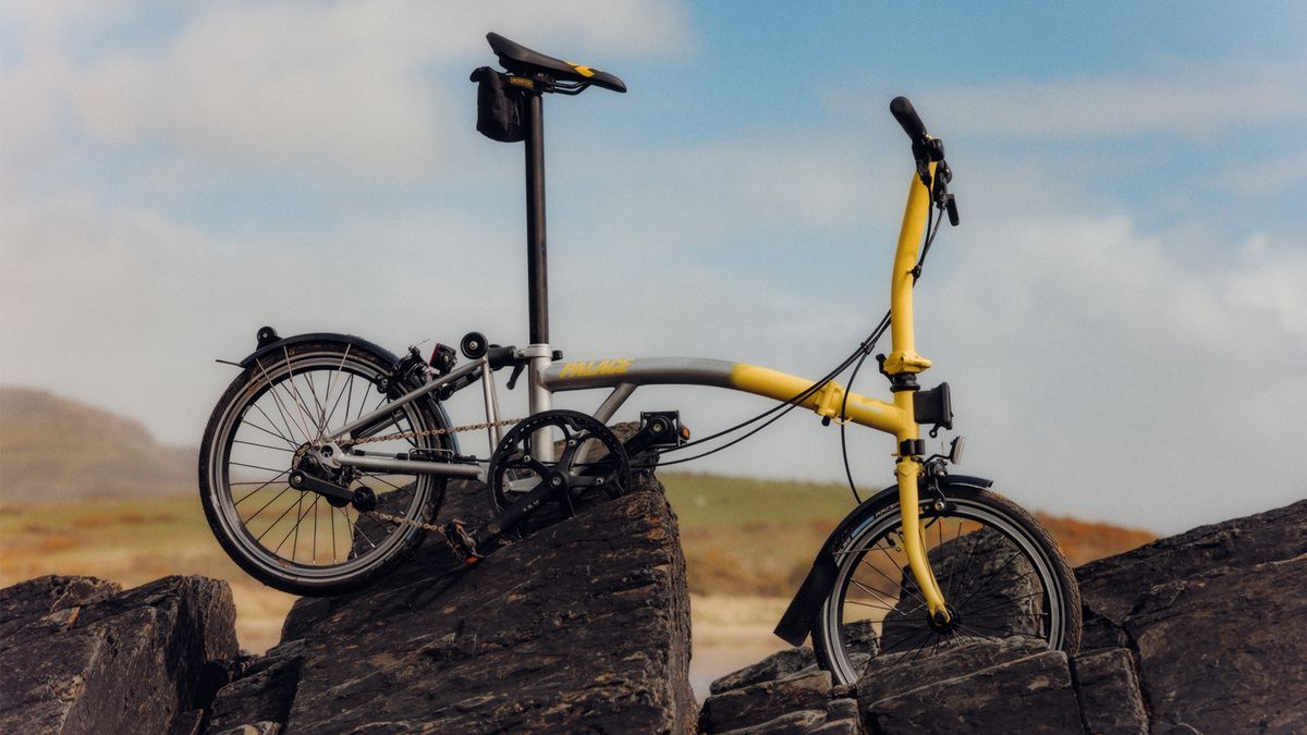 A first look at the Palace x Brompton foldable bike boasting culture-defining flair trib.al/BwRGvrg