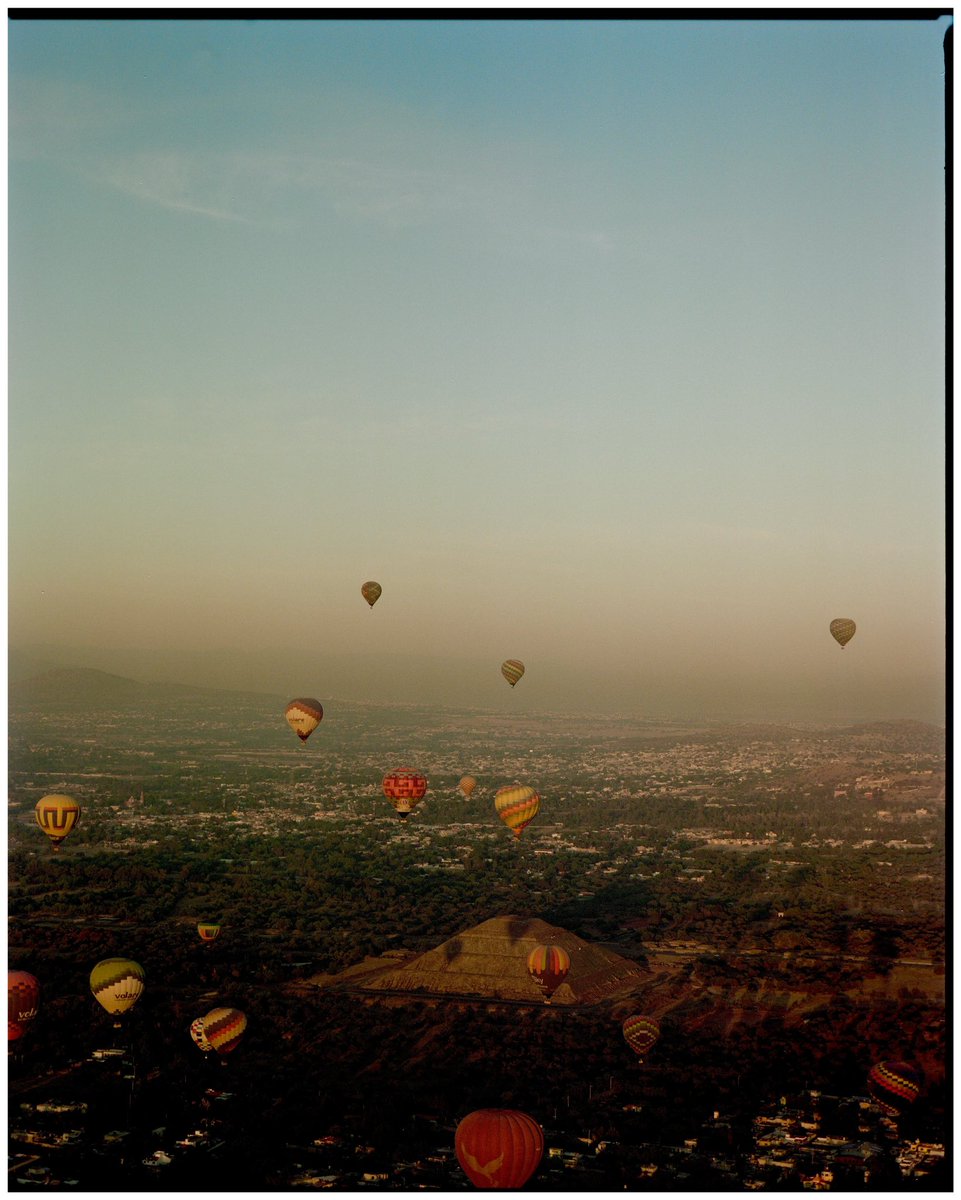 jevnnette's tweet photo. sunrise from the skies of Teotihuacán 🎈 shot on Kodak gold https://t.co/YOuGrW4uoG