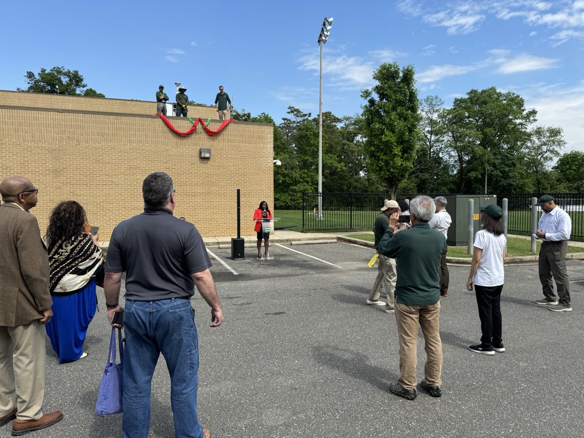 OREDC_'s tweet photo. In honor of Air Quality Awareness Week, @DOEE_DC held a ribbon cutting event for the new air quality monitor in Ward 8!  #TeamORE congratulations DOEE on their new monitor and looks forward to hearing more about future collaborations with District residents! #RacialEquity https://t.co/He9iF87CTd