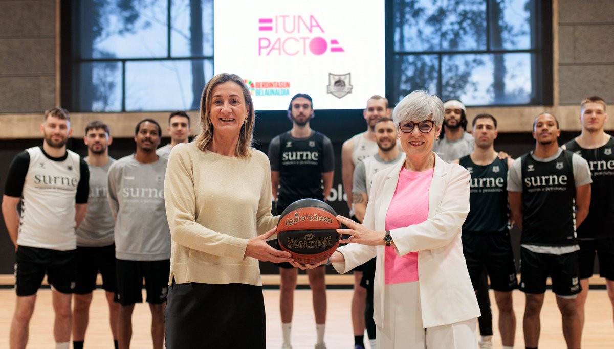🏀 #BALONCESTO

El @bilbaobasket es el primer club de baloncesto en adherirse al Pacto de País por la igualdad. 💜

Miren Elgarresta, directora de @emakundEJGV, ha visitado esta mañana al equipo, acompañada por la presidenta, Isabel Iturbe.

📸 #BilbaoBasket

#EuskalKirola #EKTB
