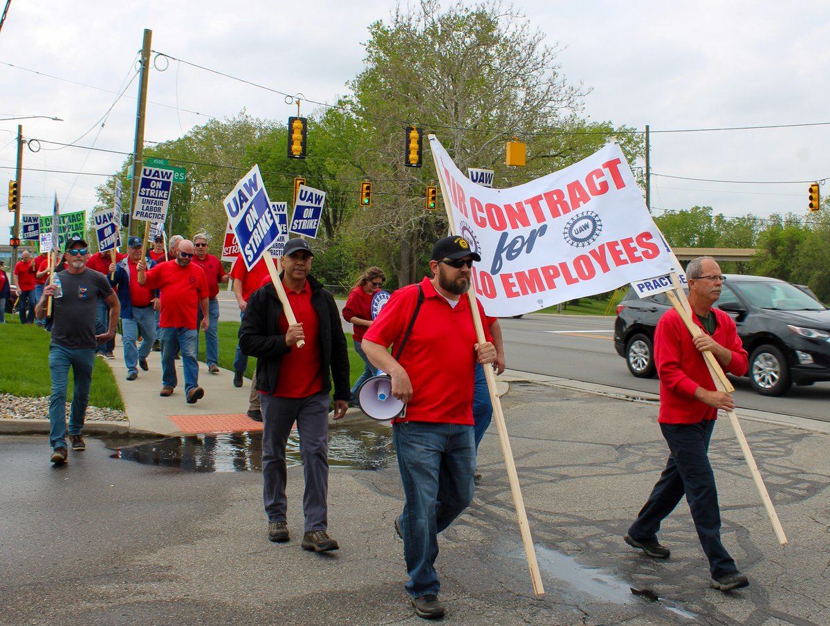 UAW Local 1320 members have been on strike at Harlo Products in Grandville, MI, for eight weeks, fighting for a fair and just contract. Members and supporters held a rally yesterday to demand the company start negotiating in good faith and stop its union-busting tactics.