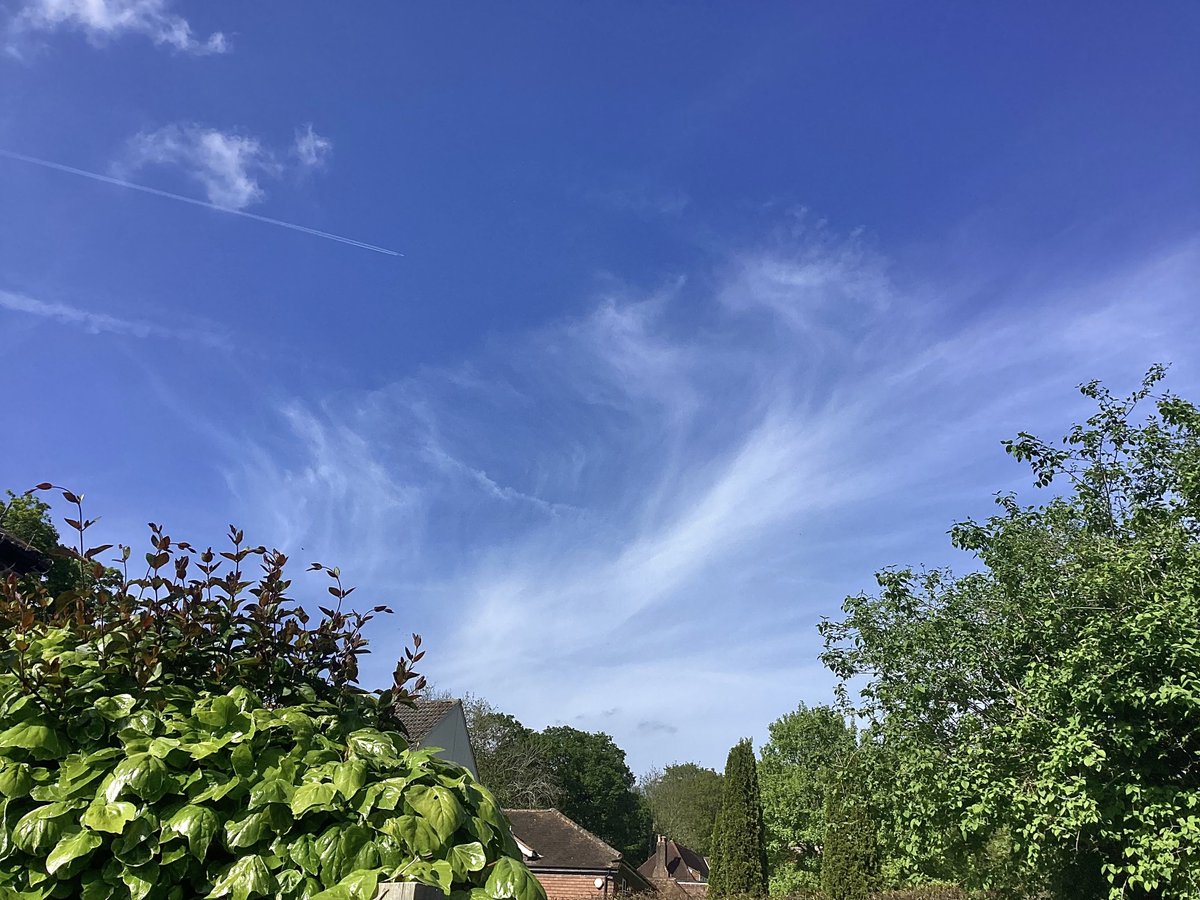 Gentle swirly cirrus in the east on this lovely warm sunny day. Cirrus is my favourite cloud. :o)🌤️ #keston #bromley #wednesday #cirrus @metoffice @CloudAppSoc @bbcweather @itvweather @SallyWeather @ChrisPage90