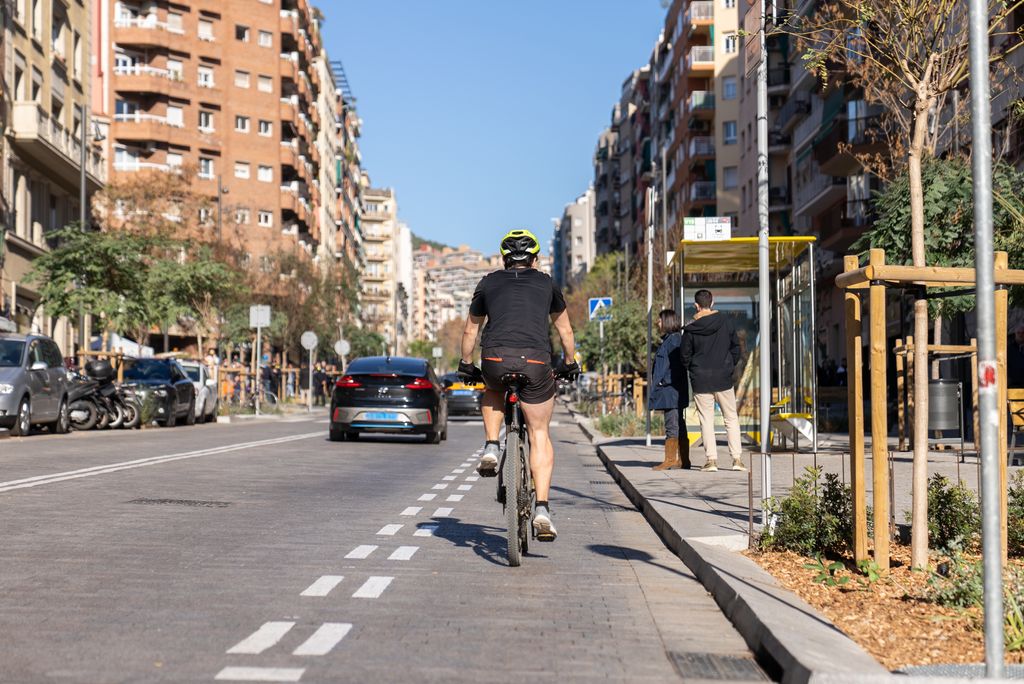 Vols moure’t en bicicleta però no saps on deixar-la? 👉 Hi han aparcaments amb places per a bicicletes per tota la ciutat! ✅ A més, també trobaràs aparcaments subterranis per bicis, tant d'@AparcamentsBSM com d'altres operadors. Tot al plànol: via.bcn/Nev050QuiRe