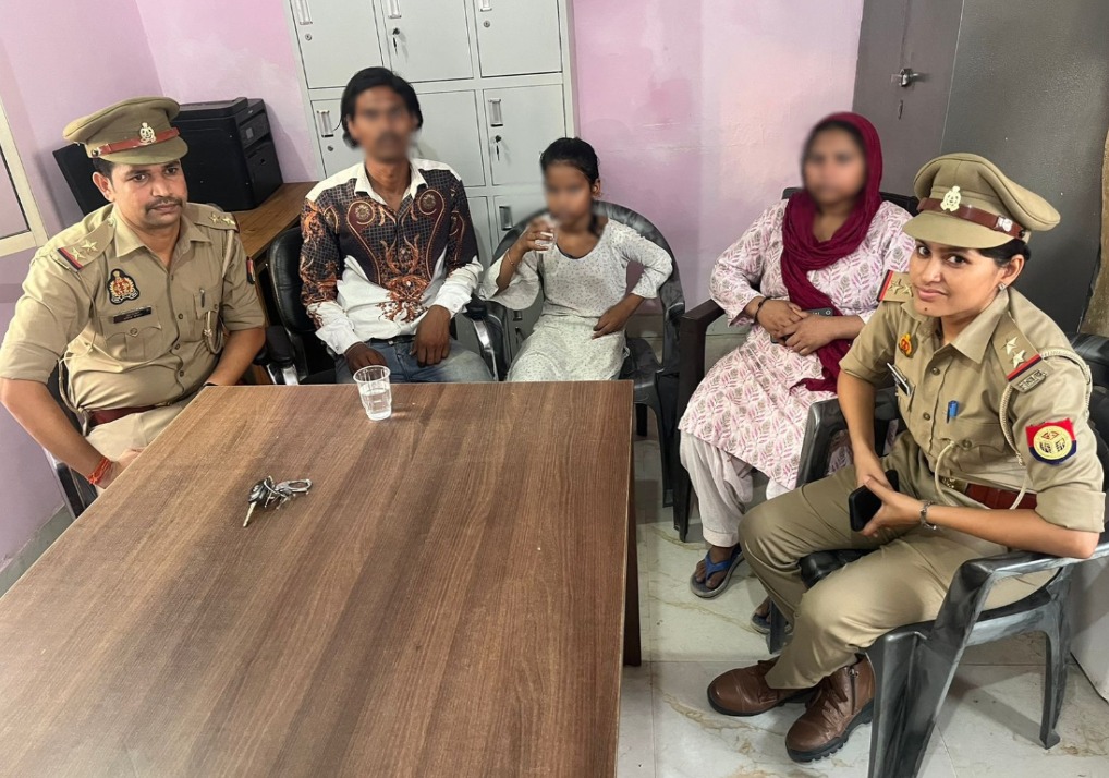 लापता बच्ची को थाना दनकौर पुलिस ने मात्र 03 घंटे में तलाश कर सकुशल परिवार से मिलवाया।

"परिवार में लौटाई खुशियां"।
