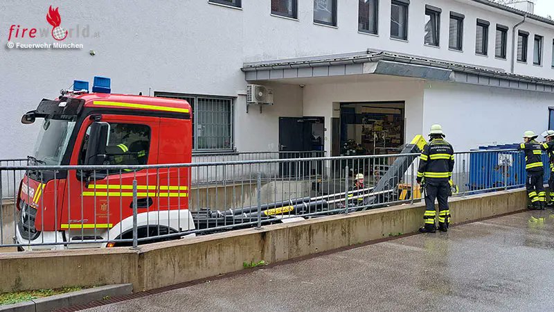 Bayern: Igel-Rettung bei Brandeinsatz an rauchender Kartonagenpresse in München - 
 fireworld.at/2024/05/08/bay…