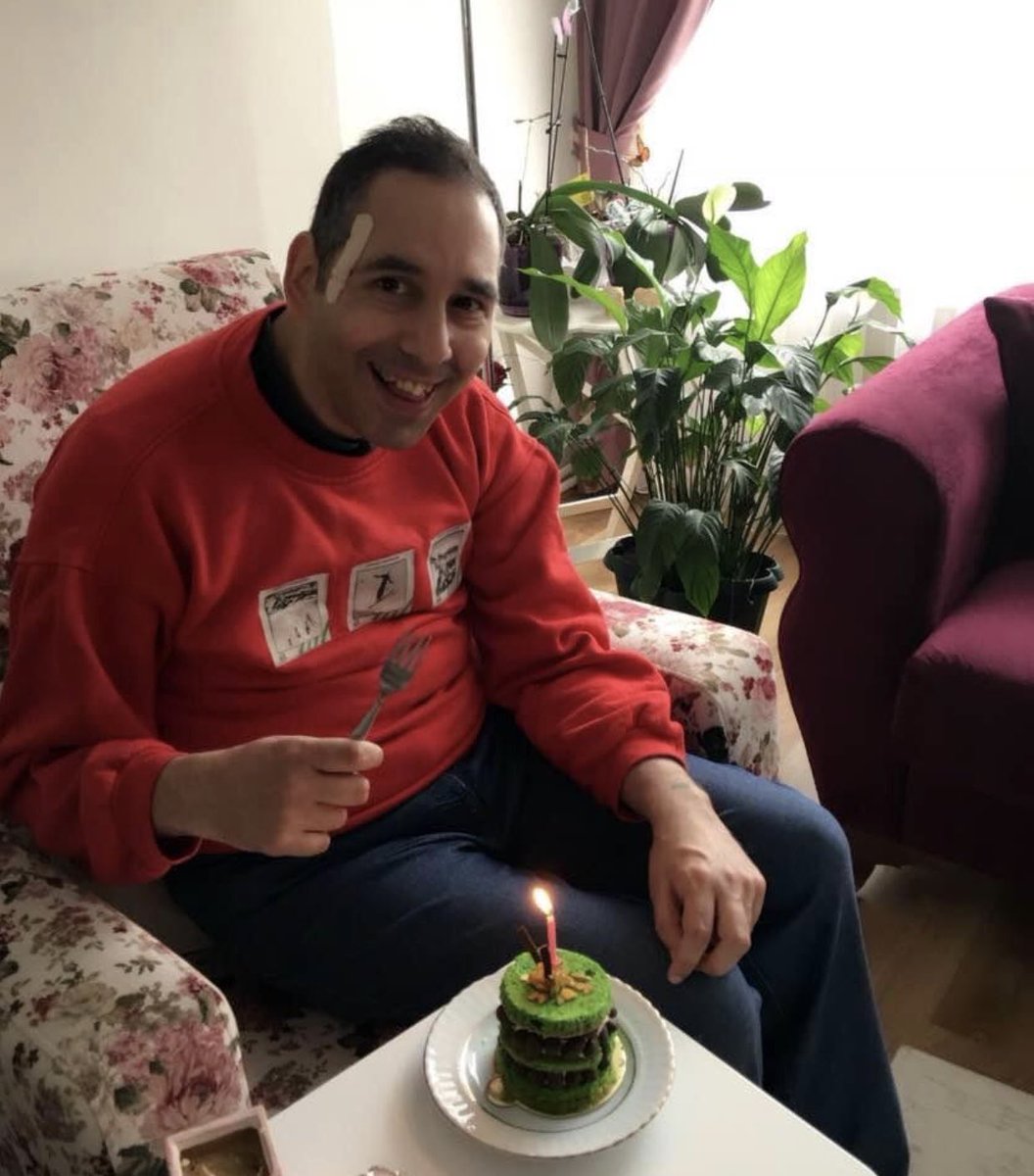 Oğluşuma  kızmıyorum  onda ben varım çünkü onda acılarım var onda hayal kırıklıklarım onda yaşama sevincim, sonsuz sevgim  var.Bin  omzum olsa binini de yine açarım ona  yeter ki o yaslanmak istesin bana..Sen azıcık şeylerle bile mutlu olmayı gülmeyi bilirsin 🧿😘❤️