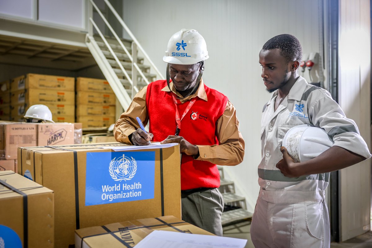 #KenyaFloods ➡️ 293,661 affected ➡️ 54,837 households displaced ➡️ 257 lost life 🤝Today, WHO handed over medicines & health supplies to Nairobi’s Mathare, Dandora, and Kibera areas – an effort to support @MOH_Kenya. 🔄More supplies are en route to other impacted regions.