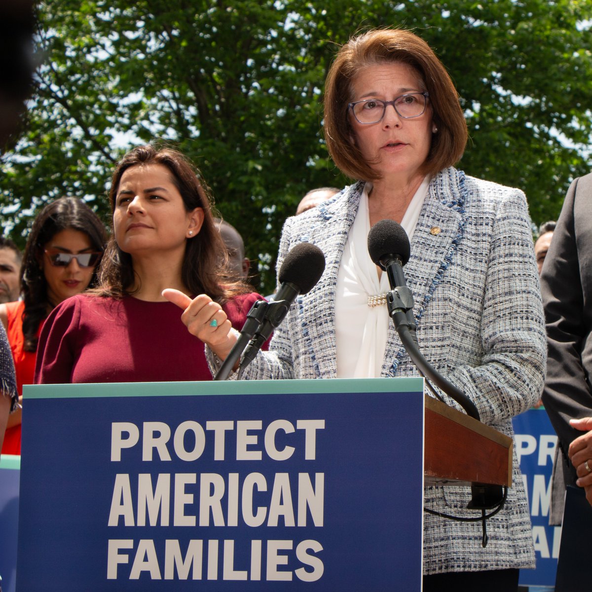 Our immigration system is broken, and we need to fix it. That starts by treating families, caregivers, and hardworking immigrants in our communities with dignity. Today, I proudly stood with my colleagues to call on Pres. Biden to take executive action to keep families together.