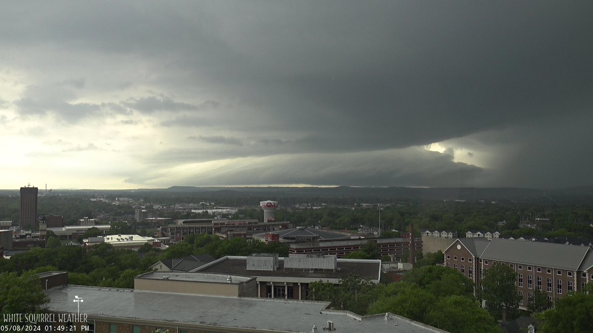 Base of supercell storm clearly visible from #WKU. #kywx