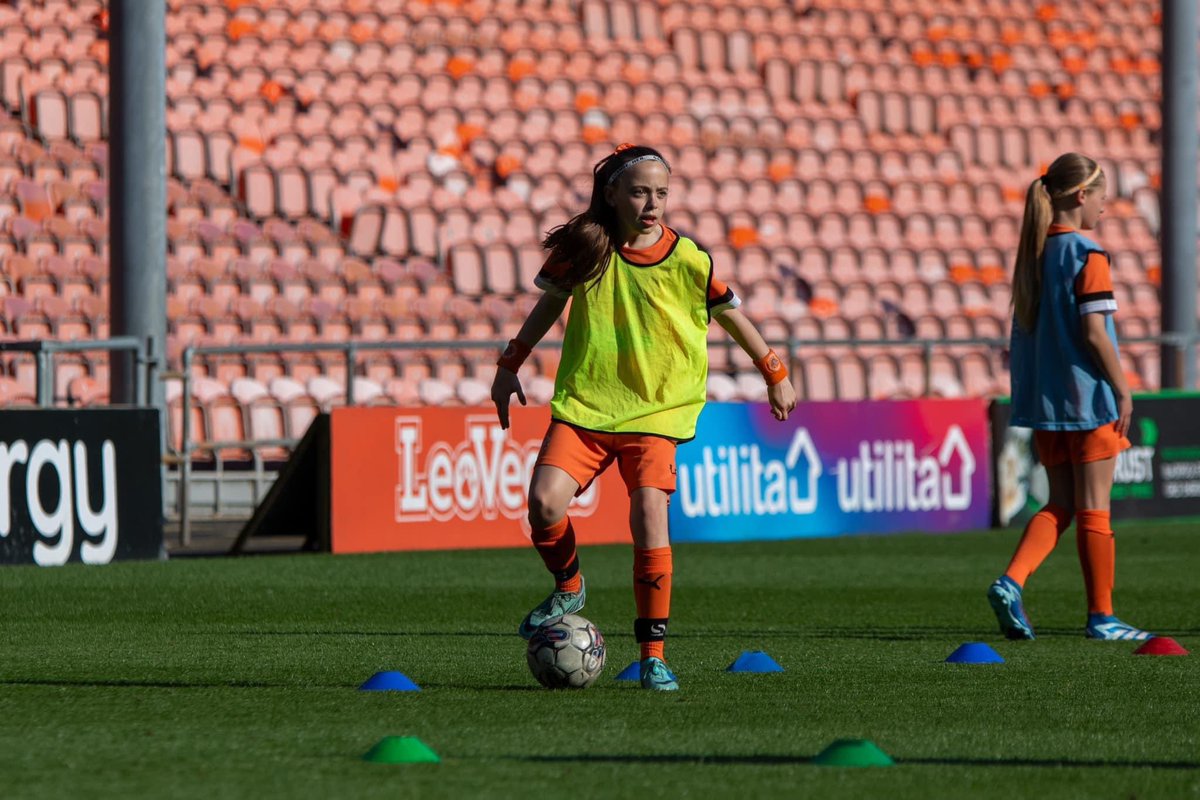 🧡 Last night we had the fantastic opportunity for all of our teams to play on the pitch at Bloomfield Road! The sun was shining as all of our age groups from u9s to our open age teams all took part in a training session and some matches on the pitch ☀️