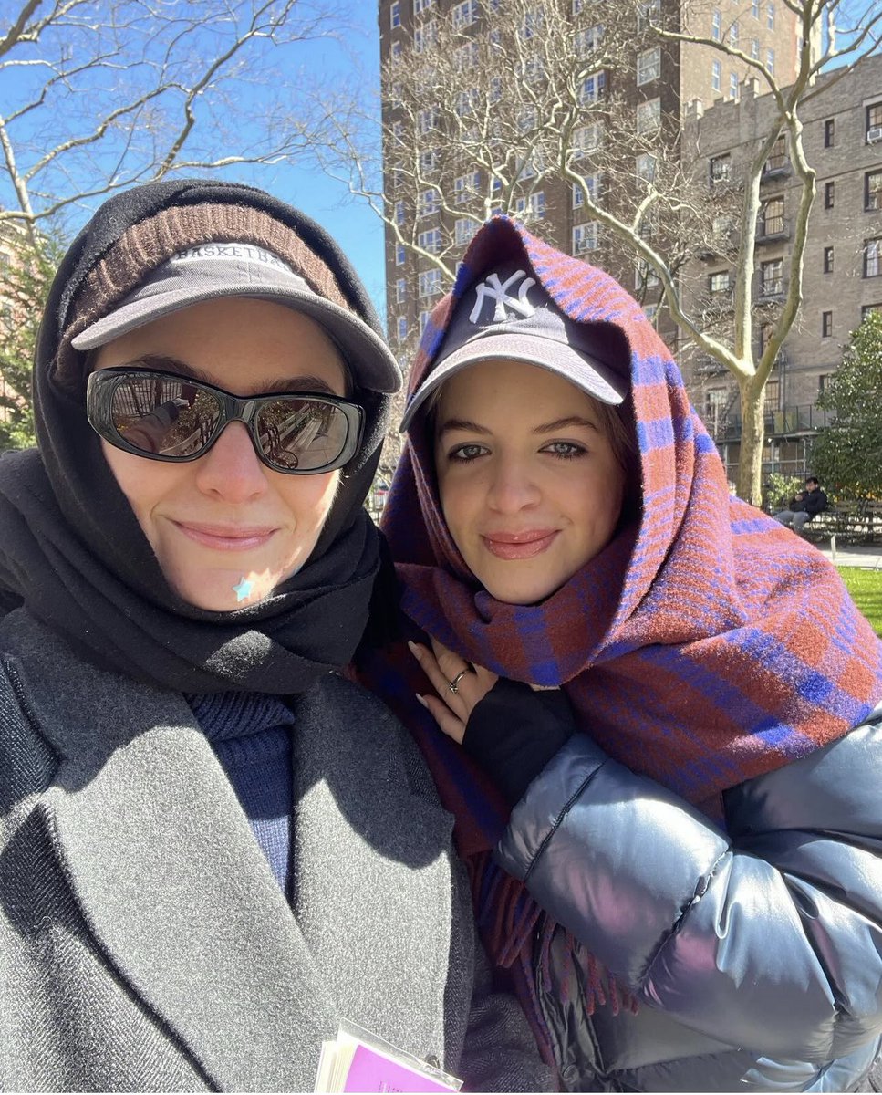 Lorde com sua irmã Indy em NYC! 📸 indyyelich1/IG.