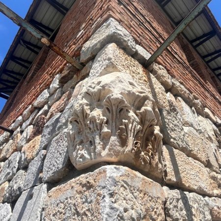 Muğla Milas'ta antik kente ait mermer bloklar ve sütun parçaları ile yapılan ev inşaatı durduruldu.