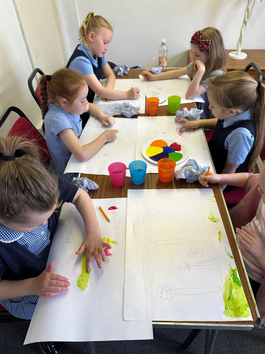 Our little rainbows had lots of fun doing finger painting fruit pictures today at the club 🎨 🍇 🍉 🍏 Hot snacks time for everyone and games to finish off another busy great session 😁