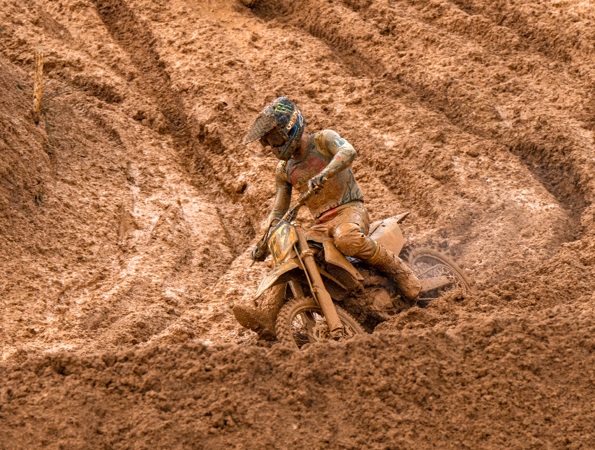 Was the Portuguese Grand Prix the TOUGHEST Grand Prix in history? Imagine if you had to make your #MXGP debut in these conditions! 😱 - Hats off to Andrea Bonacorsi! Chapeau! 🫡 - ✍️: yamaha-racing.com/news/motocross… @mxgp | #Motocross | #YamahaRacing