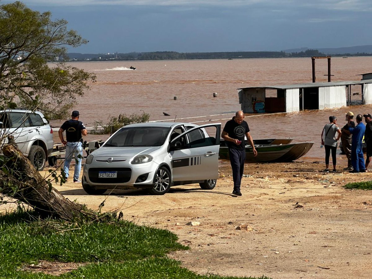 paulo_nunes8's tweet photo. ⚠️ | Policiamento atuando no combate das embarcações clandestinas, que estavam próximas ao Shopping Pontal, em Porto Alegre, e estavam transportando pessoas até o município de Guaíba. Eles cobravam por isso. @RdGuaibaOficial https://t.co/AaC0AlCnwF