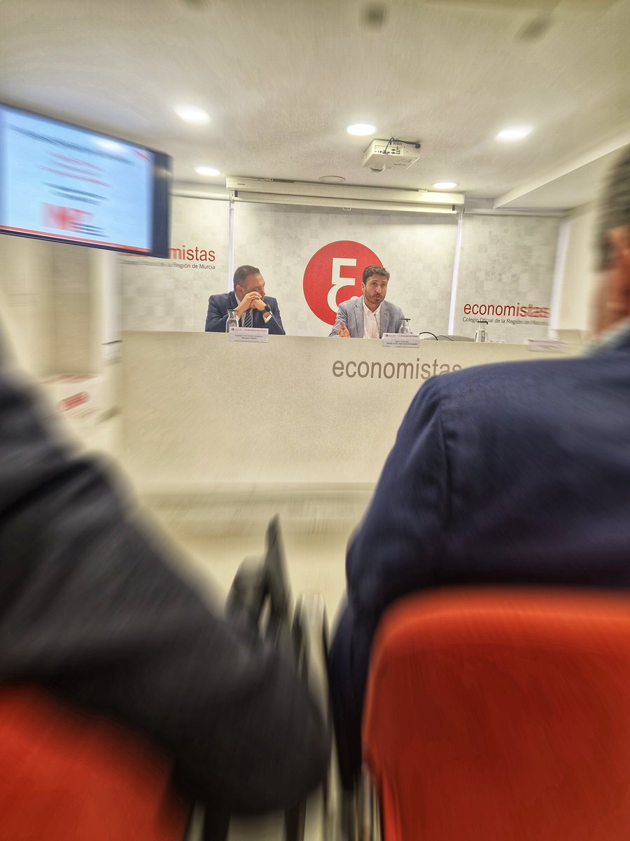 pepe_meseguer's tweet photo. Ayer, asistimos a una enriquecedora jornada en la sede del Colegio de Economistas de la Región de Murcia. 

El evento contó con la presencia de Nacho Tomás, director de la agencia N7, quien compartió su visión experta sobre la importancia  de construir una marca personal sólida. https://t.co/DlsLPDSKjF