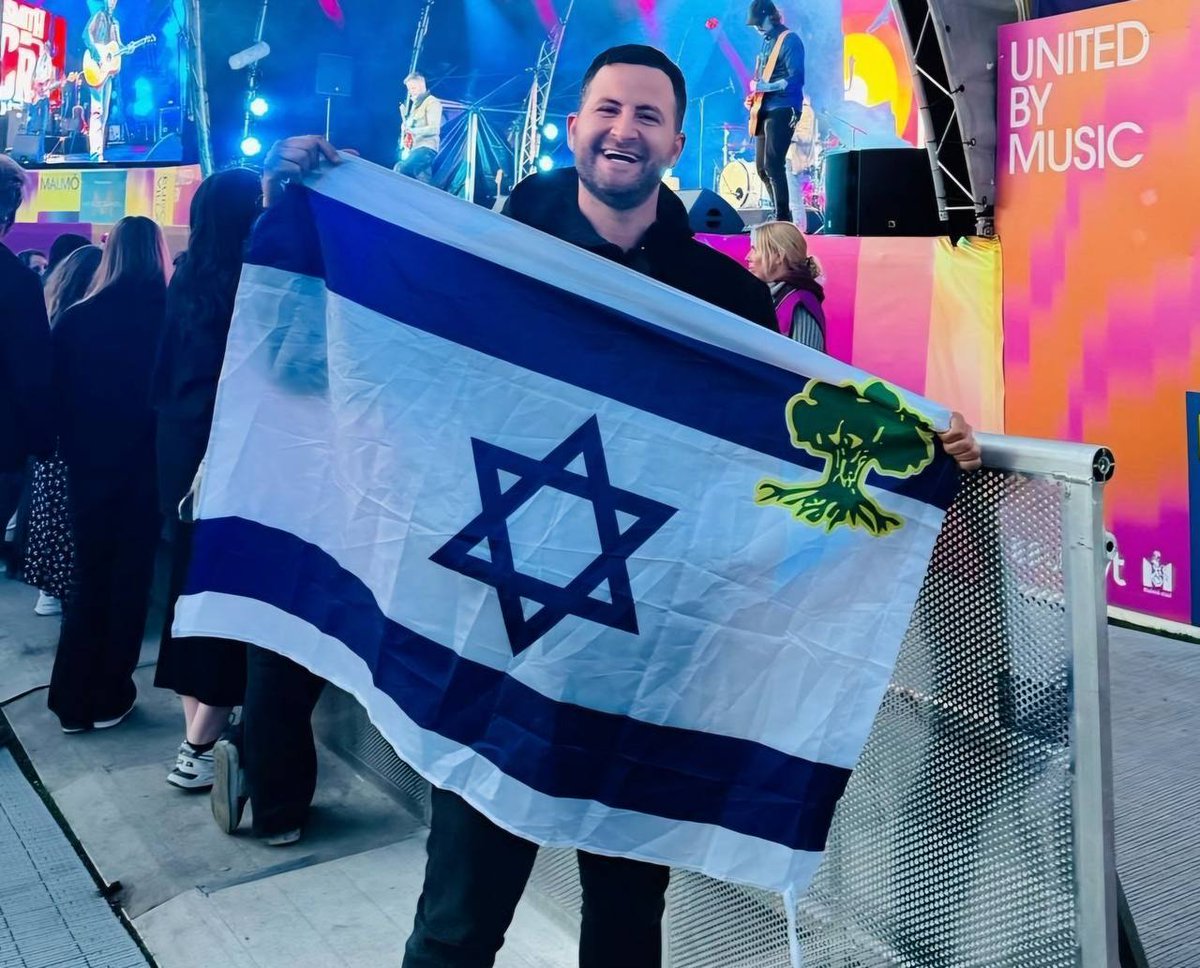 L'humouriste polémiste Guy Hochman a été arrêté par la police de Malmö pour avoir brandi un drapeau israélien à l'Eurovision, puis relâché avec un avertissement L'israélien de 35 ans a également été violemment pris à partie par une foule, avec insultes et crachats