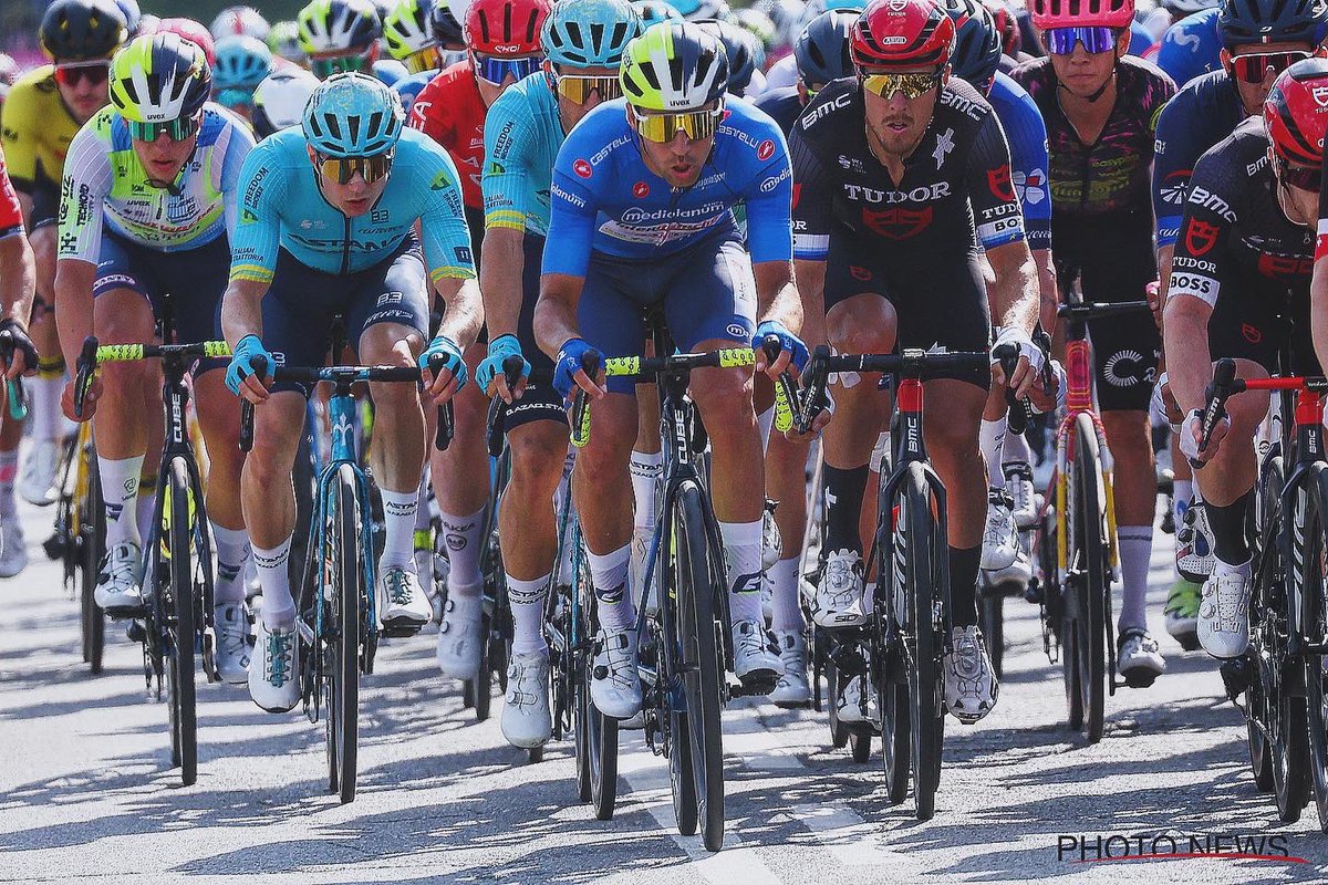 Giro is good with blue color ! Almost looking like the old schtroumpfs 🤣 📸 photonews