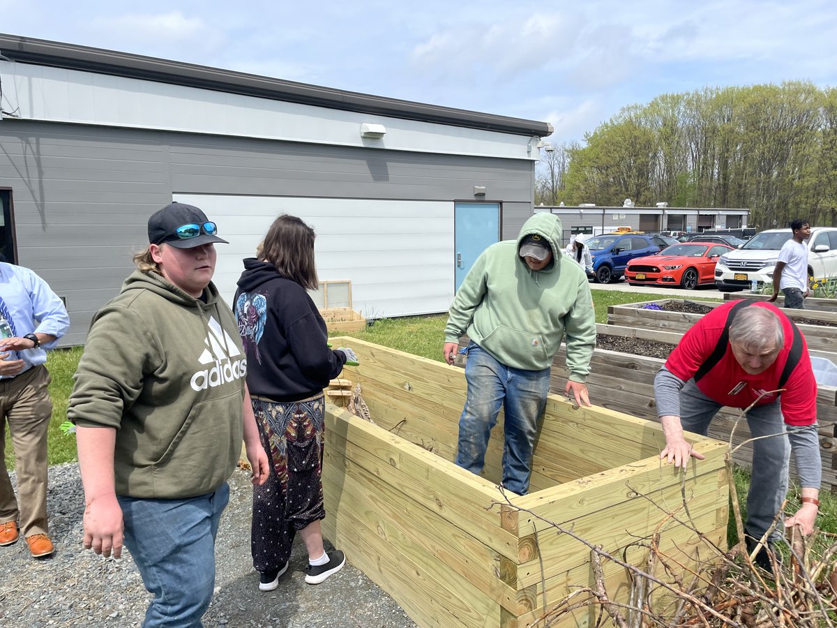 .@QuestarIII #BOCES students in Troy recently attended a working presentation from Master Gardeners Marie & Bob Hankel from Cornell Cooperative Extension. Students learned about proper soil management & more, then prepared a raised garden bed. #QuestarIII #ClassroomGarden