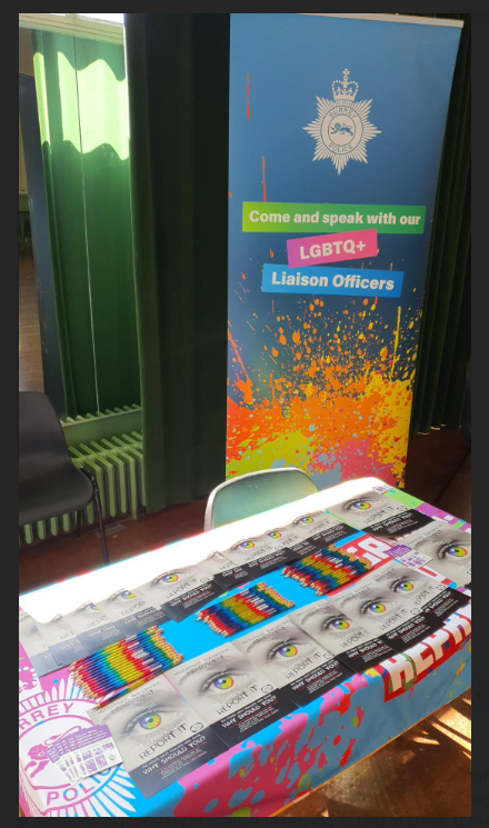 Today Surrey Police attended a wellbeing event at Howard of Effingham School.  LGBTQ+ Liaison Officers (LO's) are a group of Police Officer's and staff members who are additionally trained around LGBTQ+ topics. 
#Inclusion #LGBTQ+

Report #HateCrime... surrey.police.uk/advice/advice-…
