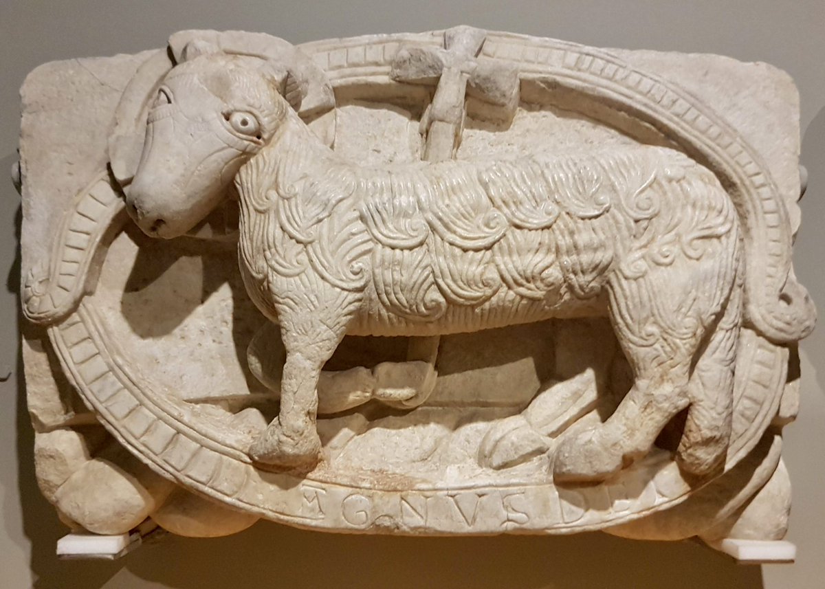 Clave de arquivolta decorada con la imagen del Agnus Dei (segundo tercio del siglo XII). Escultura en mármol [Proveniente del Monasterio de Sant Pere de Rodes, #Girona. Actualmente en el Museo Frederic Marès, #Barcelona] -- Taller del Maestro de Cabestany #Románico #España