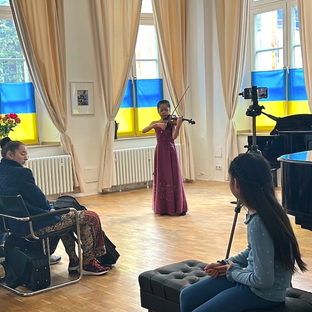 We are thrilled to announce that our pupil, Jayda, has won first prize in the final of the Rubenstein International Violin Competition in Düsseldorf🏆 Congratulations on your success, Jayda🎻 #TheYehudiMenuhinSchool #RubensteinCompetition #FirstPrizeWinner #MusicEducation #YMS