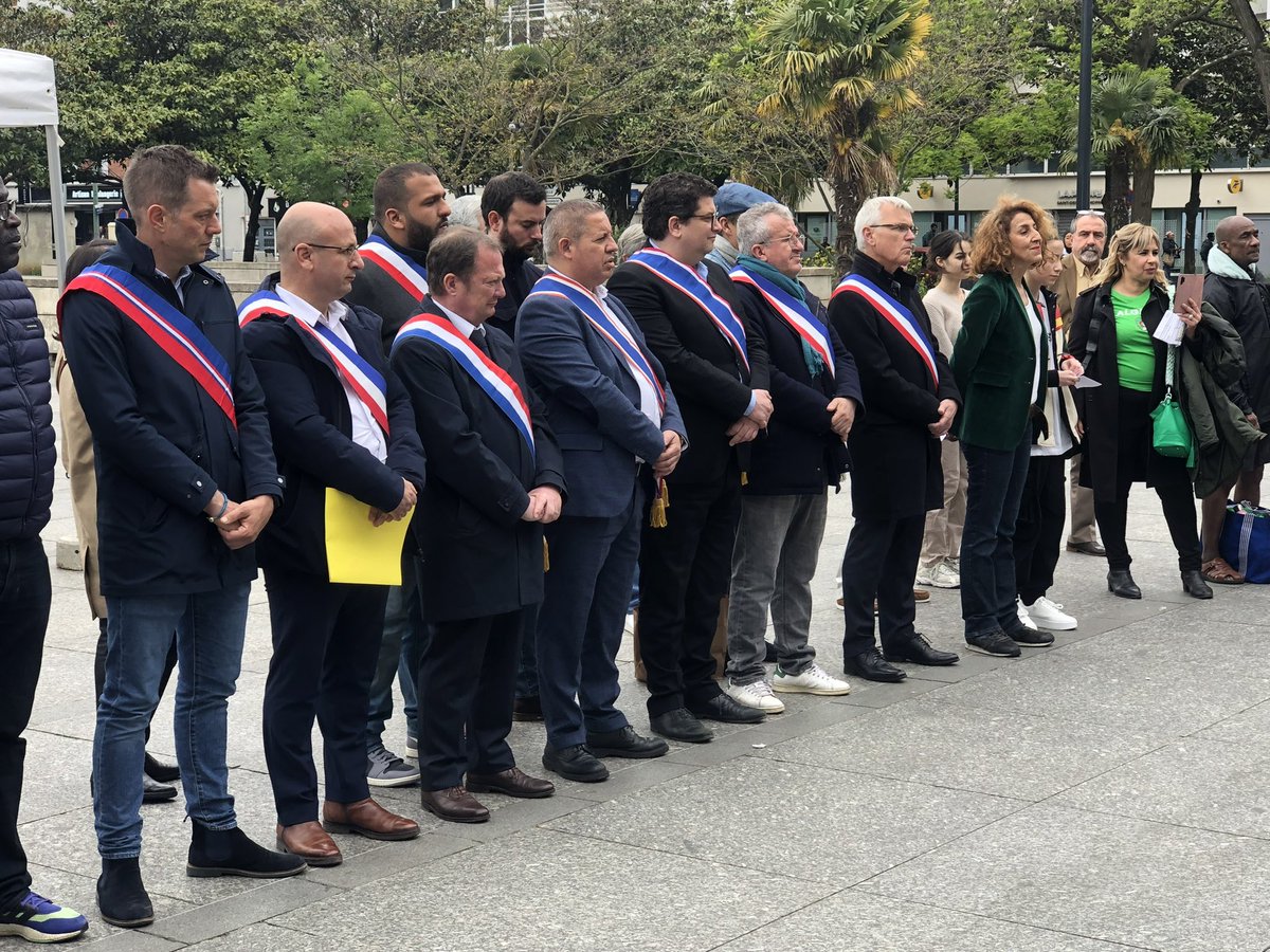 Présent cet après-midi à #SaintDenis pour commémorer l’autre #8mai45 et rendre hommage aux milliers d’Algériens tués par l’armée Française à Sétif, Guelma et Kherrata. La lumière et l’ombre : la France doit assumer toute son histoire.