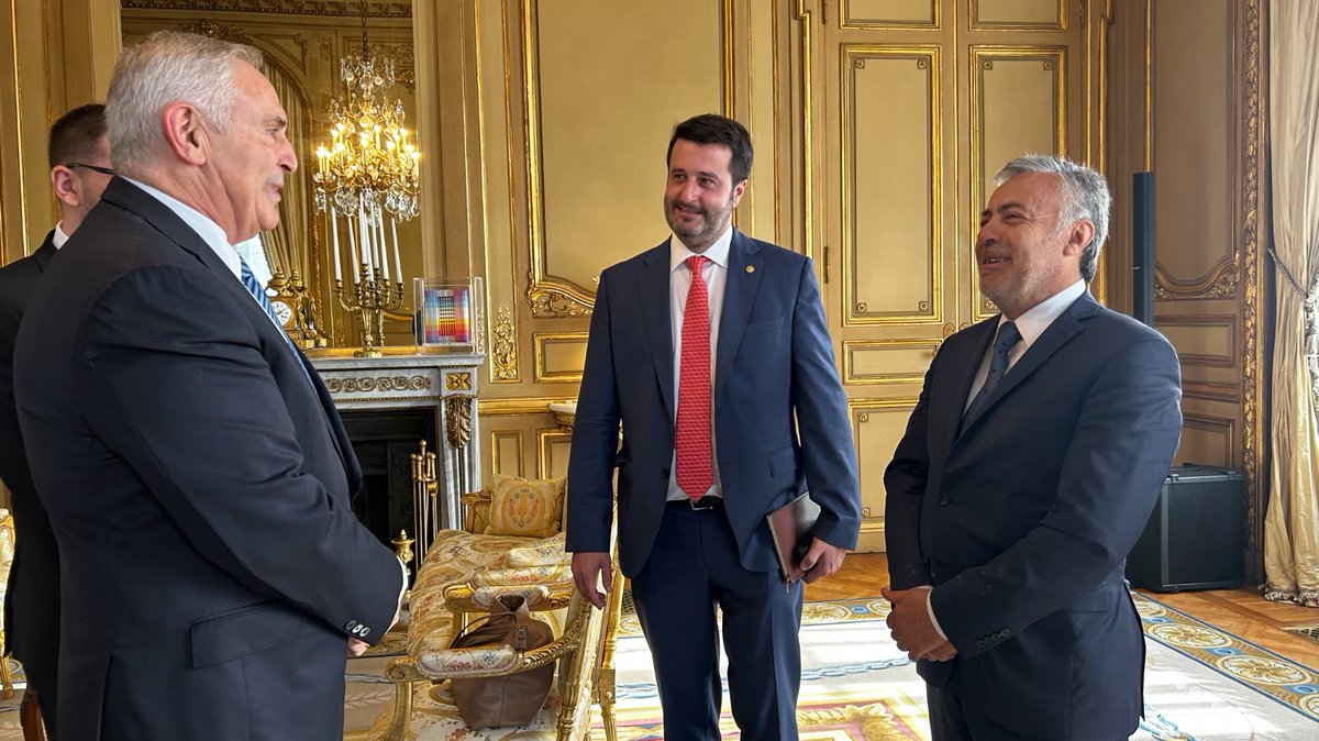 alfredocornejo's tweet image. Fui invitado por el embajador de Estados Unidos, Marc Stanley, a su residencia, para dialogar sobre las oportunidades que posee Mendoza para atraer inversiones en materia de minería, turismo, gastronomía y vitivinicultura, entre otros temas.

Además, pudimos presentarle un…